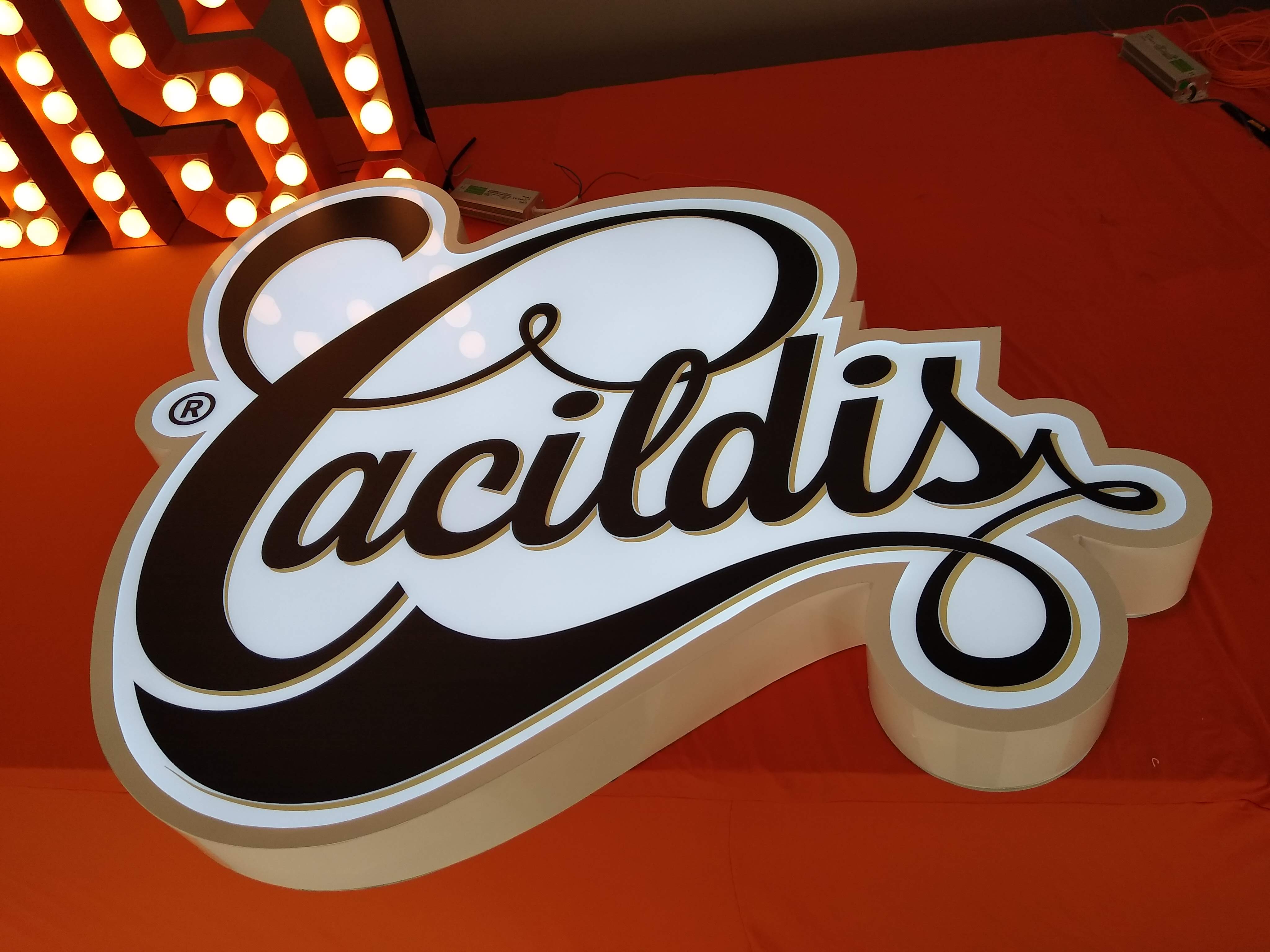 LUMINOSO CACILDIS.jpg